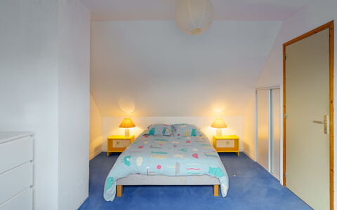 Maison Bleue: Møbel, Bygning, Cabinetry, Komfort, Seng, Bed Frame, Belysning, Orange, Indretning, Etage
