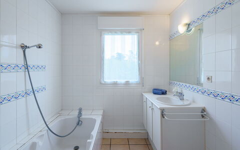 Maison Bleue: Ejendom, Sanitærarmatur, Vindue, Badeværelse, Håndvask, Tap, Bygning, Indretning, Brusehoved