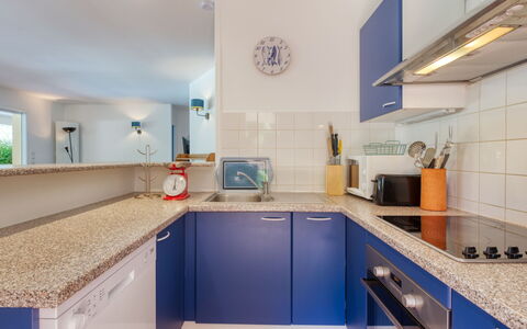 Eden Parc: Tap, Cabinetry, Køkkenvask, Countertop, Håndvask, Sanitærarmatur, Køkken, Indretning, Gulvbelægning, Etage