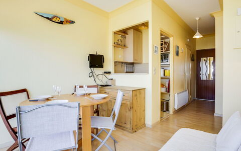 Arcachon 198: Værelse, Ejendom, Møbel, Indretning, Bygning, Gul, Etage, Hus, Ejendom, Loft