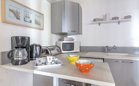 Bleu Bassin: Tap, Køkkenvask, Cabinetry, Countertop, Håndvask, Ejendom, Møbel, Køkken Apparat, Komfur, Bygning