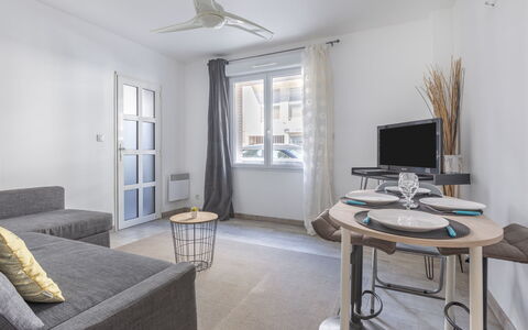 Bleu Bassin: Bord, Ejendom, Møbel, Træ, Indretning, Arkitektur, Gulvbelægning, Etage, Couch
