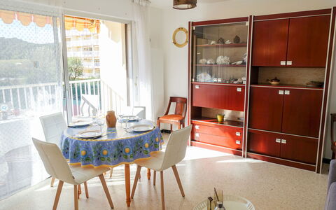 Le Lavandou 330: Møbel, Bord, Cabinetry, Bygning, Stol, Træ, Indretning, Belysning, Arkitektur, Skuffe