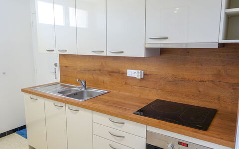 Le Lavandou 330: Cabinetry, Countertop, Tap, Ejendom, Køkkenvask, Møbel, Håndvask, Skuffe, Komfur, Køkken