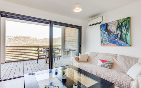 Porto Vecchio 120: Møbel, Bord, Couch, Azure, Indretning, Belysning, Vindue, Arkitektur, Stue, Skygge