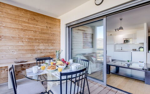 Porto Vecchio 120: Bord, Møbel, Ejendom, Countertop, Indretning, Belysning, Etage, Gulvbelægning, Håndvask, Køkken