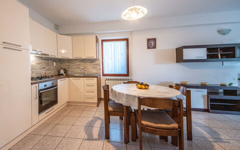 Opatija Ičići 106: Bord, Møbel, Cabinetry, Countertop, Træ, Stol, Vindue, Køkken, Indretning, Gulvbelægning