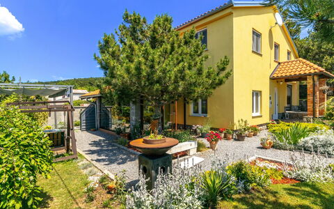 Rukavina: Plante, Himmel, Bygning, Vindue, Træ, Land Lot, Sky, Hus, Naturlige Landskab, Sommerhus