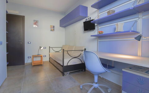 Serra: Værelse, Ejendom, Møbel, Bygning, Indretning, Etage, Purple, Væg, Loft