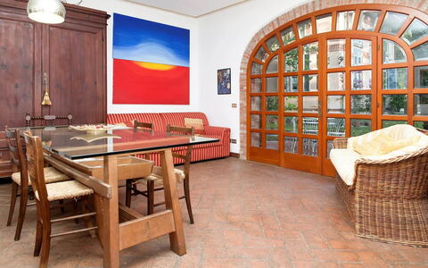 Residenza Marechiaro: Bord, Møbel, Bygning, Træ, Indretning, Vindue, Etage, Hus, Gulvbelægning, Bordtennisbat