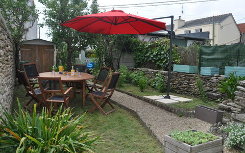 Les Figuiers: Paraply, Backyard, Ejendom, Gård, Have, Gårdhave, Landscaping, Græs, Lawn, Tag