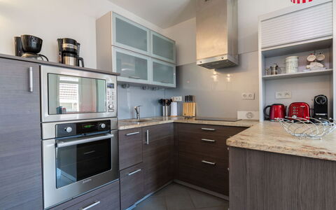 Villa Symphonie: Cabinetry, Countertop, Ejendom, Møbel, Bygning, Skuffe, Køkken, Køkken Apparat, Komfur, Husholdningsapparat
