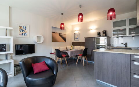 Villa Symphonie: Billedramme, Ejendom, Møbel, Cabinetry, Bord, Stol, Countertop, Hylde, Håndvask, Indretning