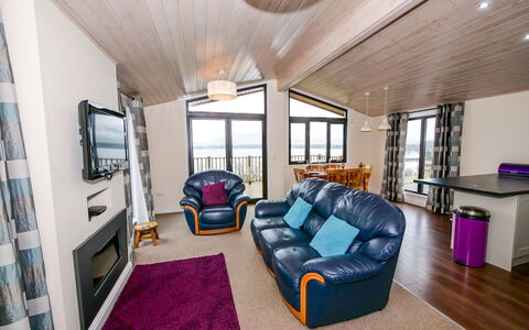 Loch Leven Lodge: Møbel, Bygning, Ejendom, Couch, Komfort, Bord, Purple, Belysning, Træ, Indretning