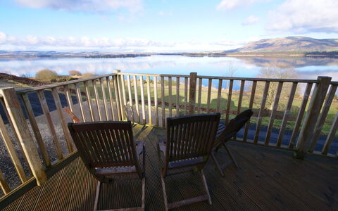 Loch Leven Lodge: Sky, Himmel, Vand, Ejendom, Daytime, Møbel, Natur, Hegn, Stol, Træ