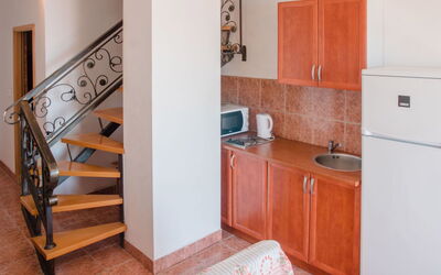 Stana 131.3: Cabinetry, Ejendom, Countertop, Håndvask, Træ, Skuffe, Indretning, Køkken, Bejdse, Gulvbelægning