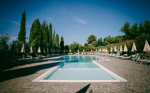 Fattoria Fronzano: Vand, Himmel, Daytime, Plante, Sky, Azure, Træ, Arecales, Springvand, Urban Design