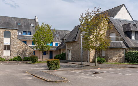 Carnac 100: Plante, Himmel, Sky, Vindue, Bygning, Vejbelægning, Træ, Land Lot, Hus, Asfalt