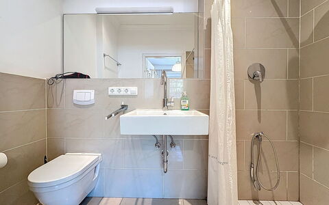 Moselhäuschen: Badeværelse, Indretning, Gulvbelægning, Sanitærarmatur, Etage, Toilet, Tap, Badeværelsesvask, Vvs, Håndvask