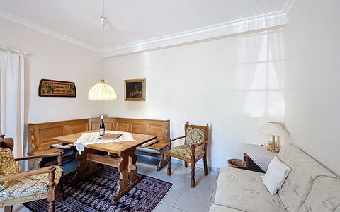 Moselhäuschen: Møbel, Indretning, Gulvbelægning, Etage, Couch, Træ, Loft, Værelse, Stue, Belysning