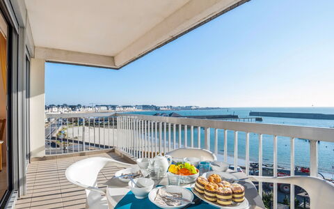 Quiberon 221: Himmel, Daytime, Bygning, Ejendom, Bord, Vand, Bordservice, Azure, Stol, Veranda