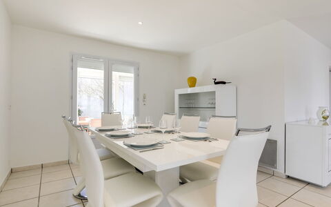 Villa Languedoc: Ejendom, Værelse, Hvid, Møbel, Indretning, Bord, Ejendom, Bygning, Spisestue, Hus