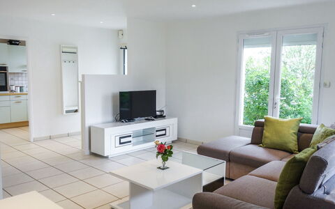 Villa Languedoc: Stue, Værelse, Møbel, Ejendom, Indretning, Bygning, Kaffebord, Hus, Bord, Hjem