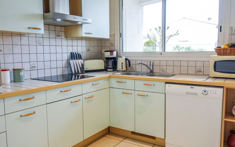 Villa Languedoc: Ejendom, Køkken, Værelse, Cabinetry, Countertop, Møbel, Gul, Større Bandage, Bygning, Hus
