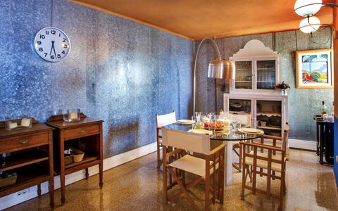 Torre del Castillo: Bord, Ejendom, Møbel, Bygning, Træ, Belysning, Indretning, Countertop, Hus, Stol