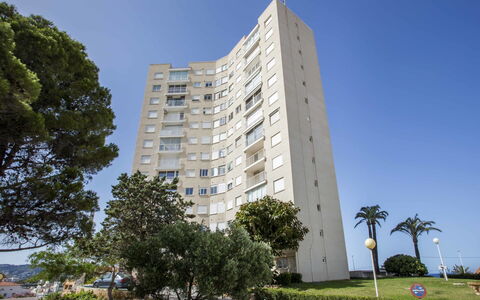 Torre del Castillo: Himmel, Bygning, Plante, Daytime, Skyscraper, Vindue, Træ, Hus, Arkitektur, Højhus