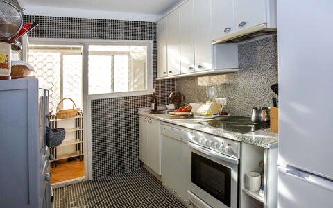 Torre del Castillo: Cabinetry, Ejendom, Countertop, Komfur, Køkken Apparat, Køkken, Indretning, Husholdningsapparat, Bygning, Gaskomfur