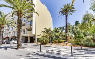 Le Lavandou 204: Bygning, Himmel, Daytime, Ejendom, Plante, Træ, Azure, Arecales, Ejerlejlighed, Urban Design
