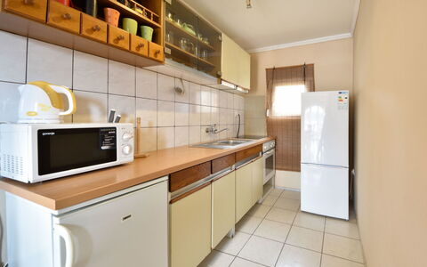Marijana: Cabinetry, Countertop, Møbel, Bygning, Køkken Apparat, Komfur, Køkken, Træ, Husholdningsapparat, Gulvbelægning