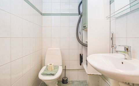 Villa Kuukso: Badeværelse, Toiletbræt, Toilet, Sanitærarmatur, Badeværelsesvask, Gulvbelægning, Etage, Indretning, Håndvask, Vvs