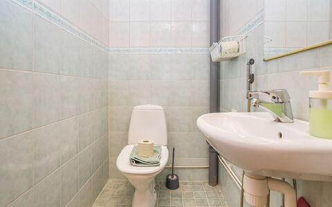 Villa Lakka: Toiletbræt, Sanitærarmatur, Toilet, Gulvbelægning, Badeværelse, Etage, Vvs, Indretning, Håndvask, Badeværelsesvask
