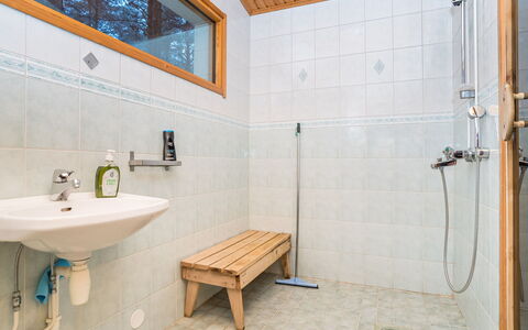 Villa Lakka: Gulvbelægning, Træ, Etage, Sanitærarmatur, Indretning, Loft, Badeværelse, Vvs, Tap, Kompositmateriale