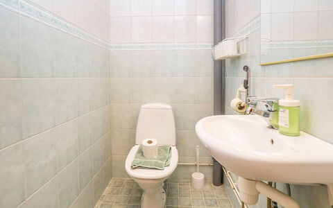 Villa Valokki: Toiletbræt, Toilet, Badeværelse, Sanitærarmatur, Gulvbelægning, Etage, Badeværelsesvask, Vvs, Håndvask, Indretning