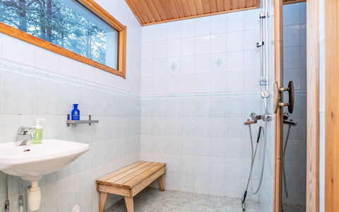 Villa Valokki: Gulvbelægning, Træ, Etage, Sanitærarmatur, Indretning, Loft, Vvs, Tap, Værelse, Badeværelse
