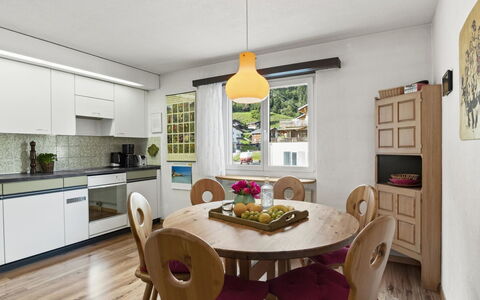 Lang: Cabinetry, Countertop, Bord, Træ, Køkken, Indretning, Gulvbelægning, Etage, Stol, Stue