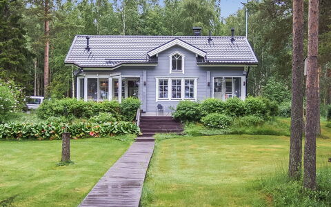 Ojala: Bygning, Græs, Vindue, Hus, Hjem, Busk, Tag, Sommerhus, Boligområde