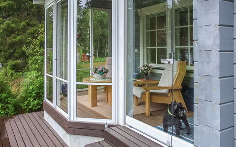 Ojala: Glas, Garden Bygninger, Udendørs Struktur, Stol, Udendørs Møbler, Blomsterkrukke, Hårdttræ, Skygge, Veranda, Bejdse
