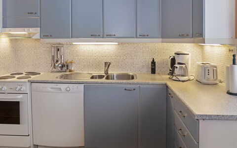Ruka Snow and Sun 4: Køkken, Køkken Apparat, Countertop, Større Bandage, Cabinetry, Køkkenvask, Indretning, Husholdningsapparat, Håndvask, Sanitærarmatur