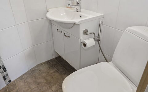 Ruka Snow and Sun 4: Badeværelse, Sanitærarmatur, Badeværelsesvask, Toiletbræt, Håndvask, Toilet, Gulvbelægning, Hvid, Etage, Tap