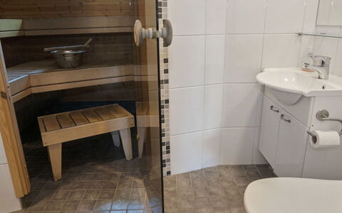 Ruka Snow and Sun 4: Gulvbelægning, Etage, Badeværelse, Sanitærarmatur, Træ, Indretning, Flise, Vvs, Værelse, Toilet