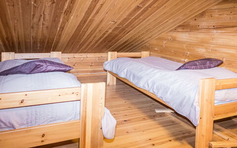 Purnukylä 6: Træ, Soveværelse, Loft, Møbel, Seng, Etage, Attic, Indretning, Gulvbelægning, Hårdttræ