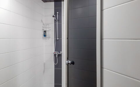 Kaukosaaren Ahonlaita: Gulvbelægning, Badeværelse, Sanitærarmatur, Etage, Indretning, Flise, Vvs, Toilet, Glas