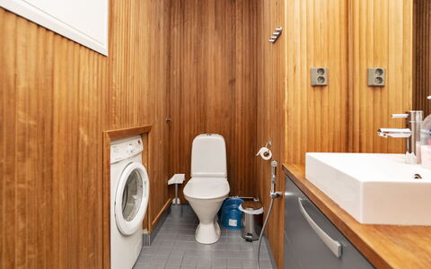 Rukanlilja: Gulvbelægning, Væg, Toiletbræt, Etage, Træ, Sanitærarmatur, Badeværelse, Toilet, Indretning, Håndvask