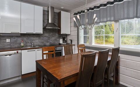 Rukanloisto a: Møbel, Gulvbelægning, Træ, Indretning, Køkken, Countertop, Loft, Etage, Stol, Køkken & Spisebord