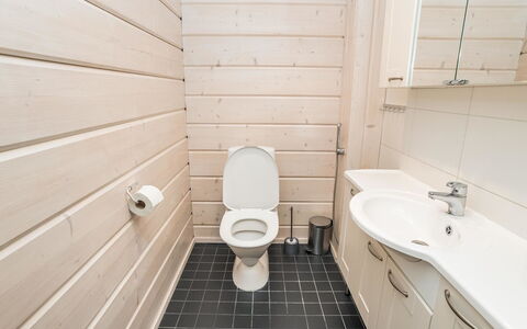 Rukanloisto B: Toiletbræt, Gulvbelægning, Badeværelse, Toilet, Sanitærarmatur, Etage, Træ, Indretning, Håndvask, Vvs