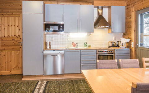 Kotka: Køkken, Gulvbelægning, Træ, Større Bandage, Køkken Apparat, Møbel, Trægulve, Countertop, Indretning, Loft
